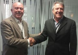 Elier Ojea (izquierda) cede el testigo a José Carballo (derecha) al frente de Unemadera