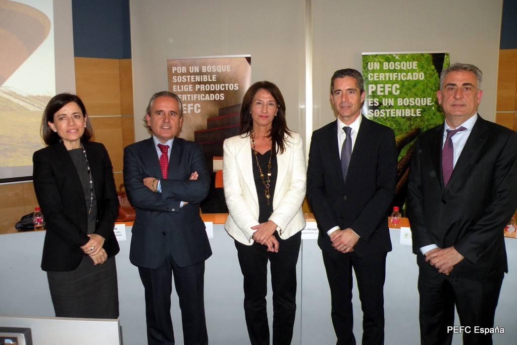 De izda a dcha Marta Conde (Maderia), Ramón Prous ( Altave & Eco-Store Sustainable), Ana Belén Noriega (PEFC España), Mauricio Inglada (L´Antic Colonial) y Ramón Gabarró (Gabarró Hermanos)