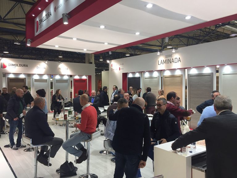 El Grupo Dimoldura descubre su nueva filosofía de colaboración con distribuidores de su conglomerado empresarial en Fimma-Maderalia