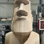 Una escultura Moai de madera para la esperanza: subasta benéfica en Maderalia